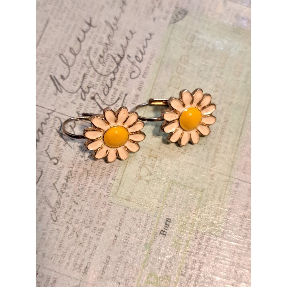 Vintage Enamel Painted Daisy Pierced Earrings